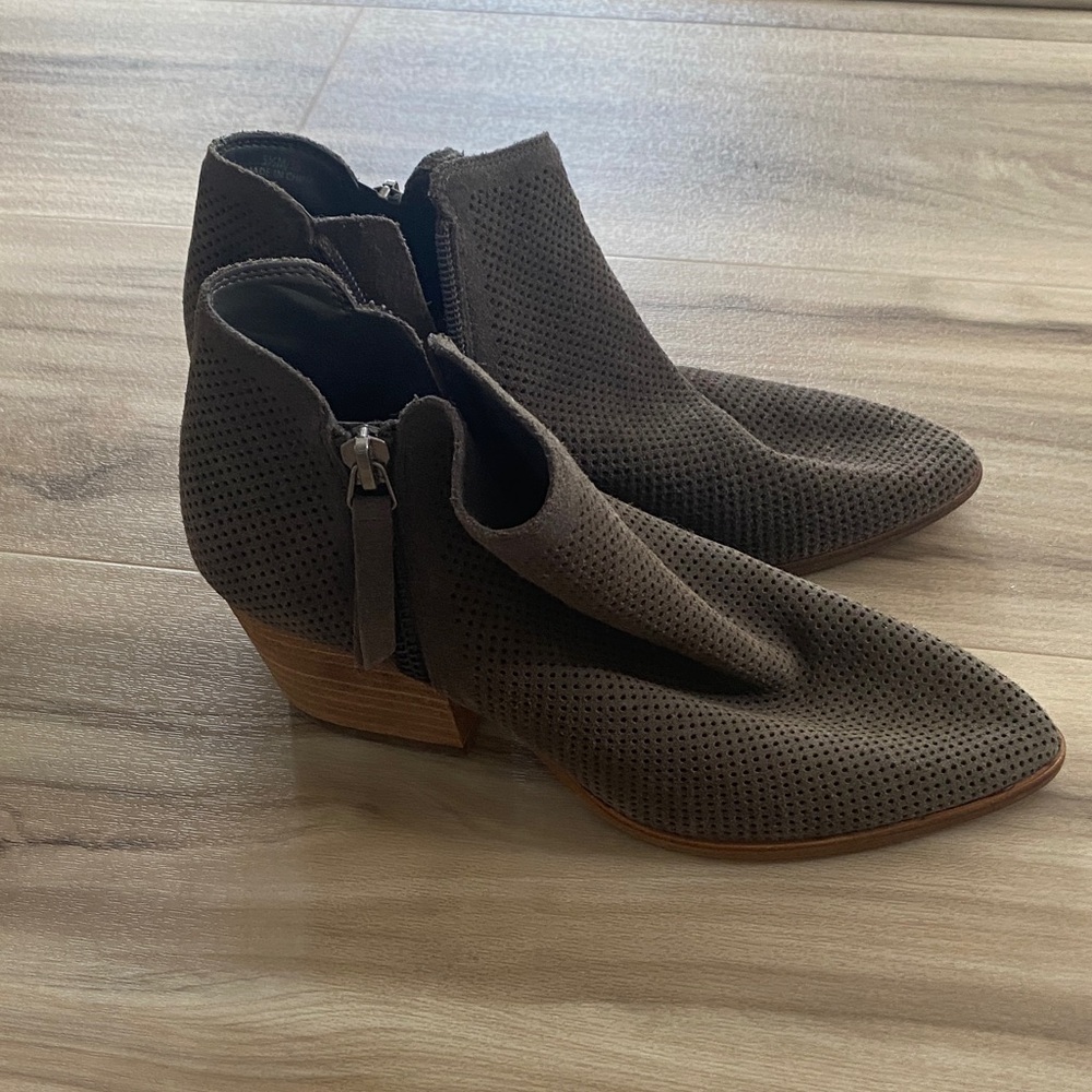 NWT Vince Camuto size 5.5 gray ankle booties